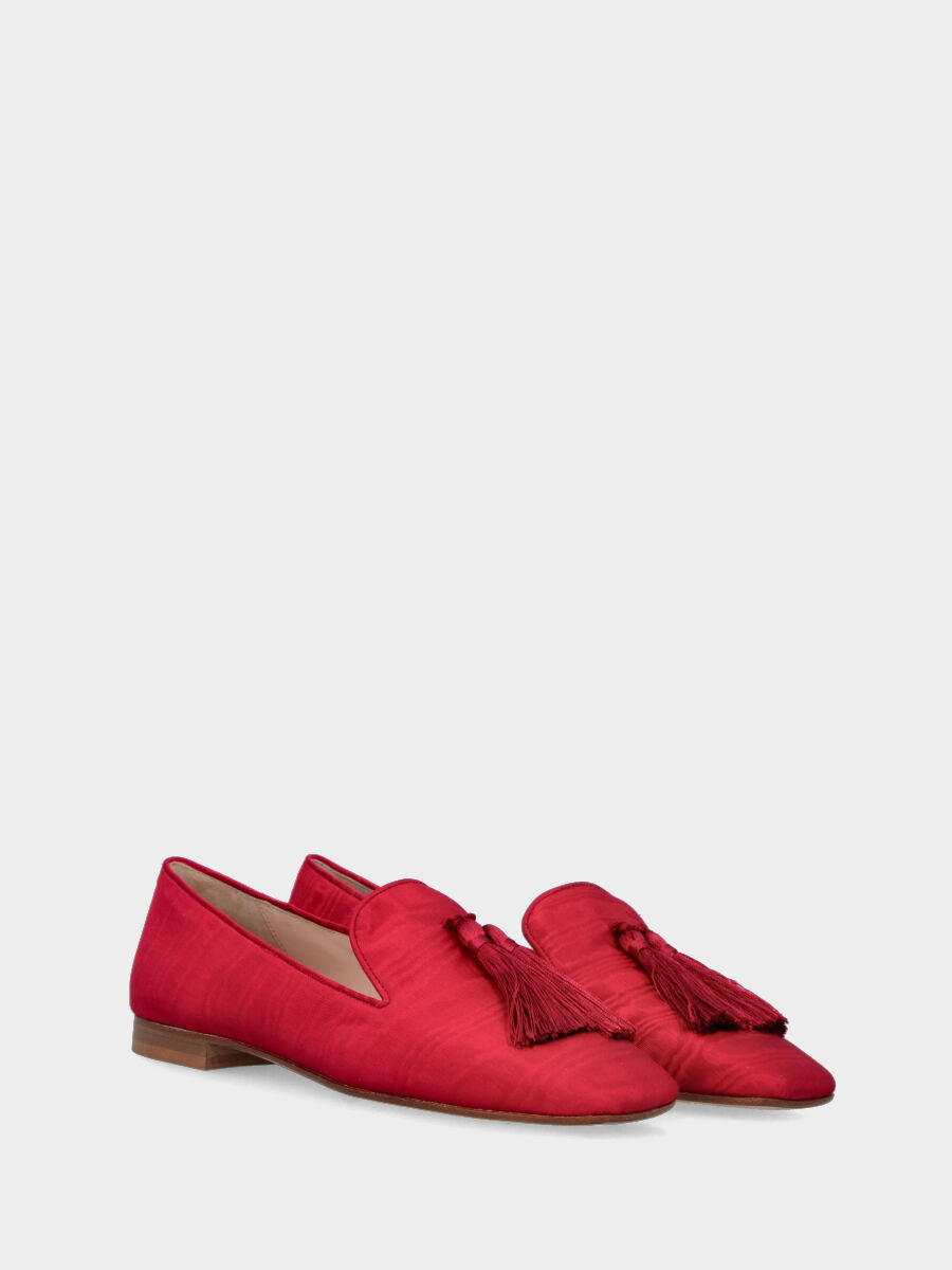Pantoufle rouge en tissu shangtung avec pompons