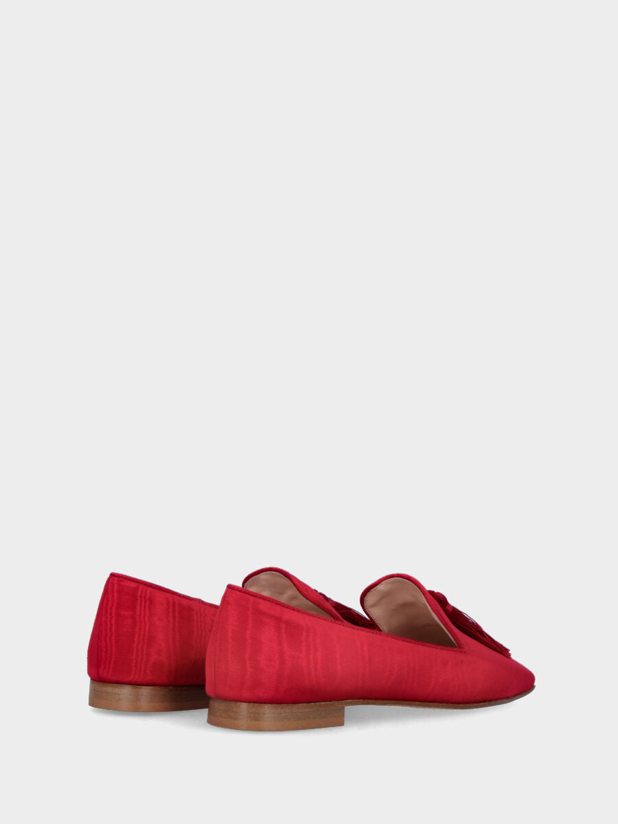 Pantoufle rouge en tissu shangtung avec pompons