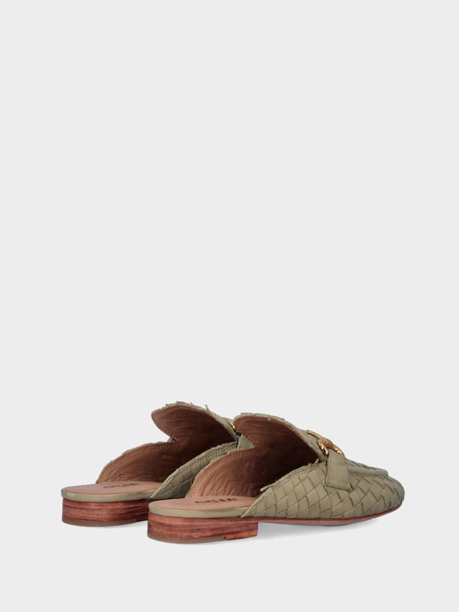 Sabot verde in pelle intrecciata con morsetto