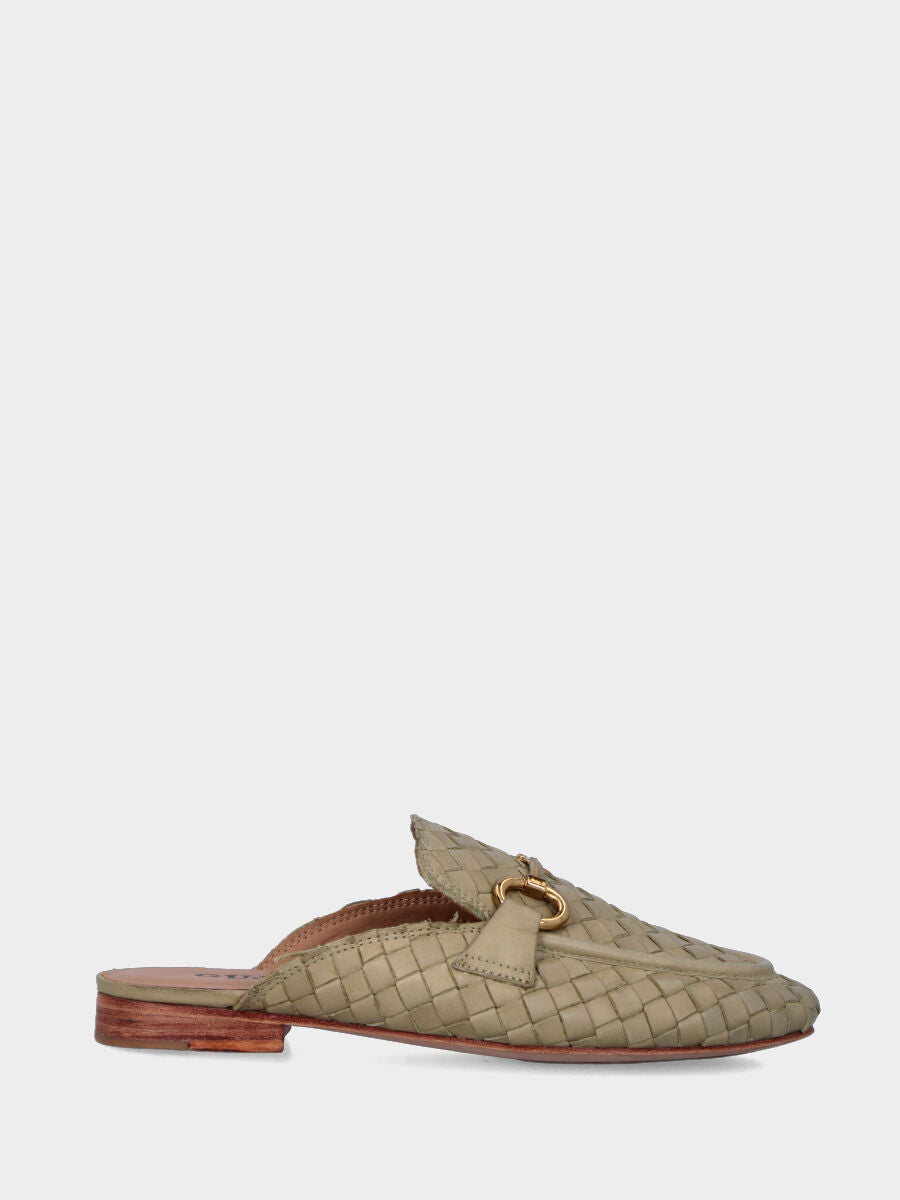 Sabot verde in pelle intrecciata con morsetto