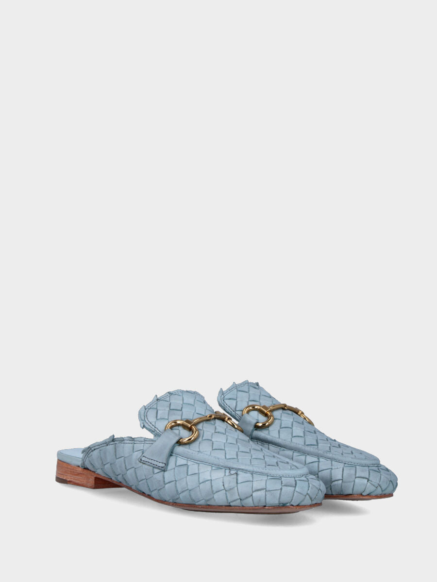 Sabot azzurro in pelle intrecciata con morsetto