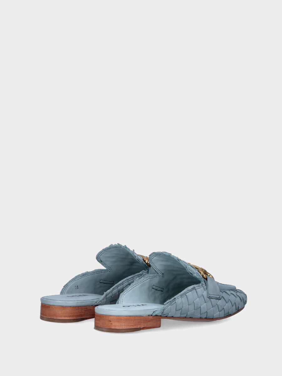 Sabot azzurro in pelle intrecciata con morsetto