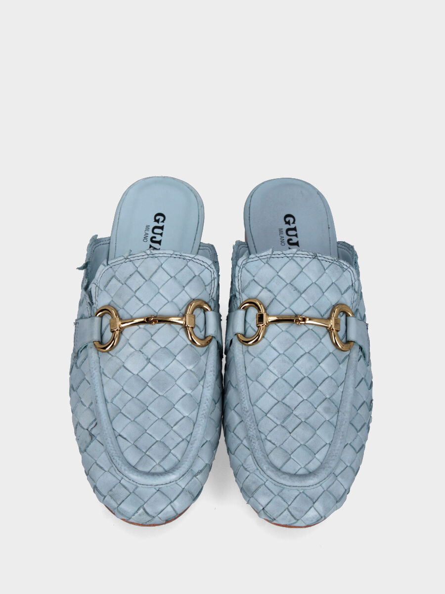 Sabot azzurro in pelle intrecciata con morsetto