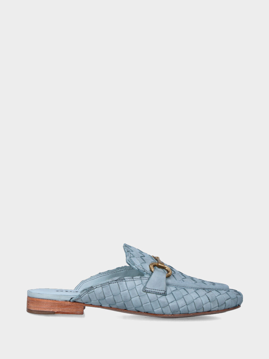 Sabot azzurro in pelle intrecciata con morsetto