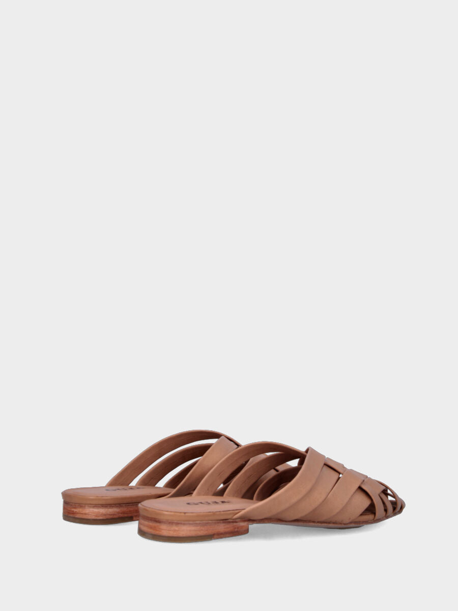 Sabot beige in pelle a punta sfilata con fascette incrociate