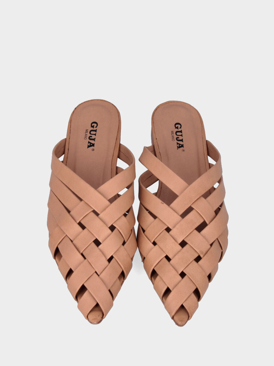 Sabot beige in pelle a punta sfilata con fascette incrociate