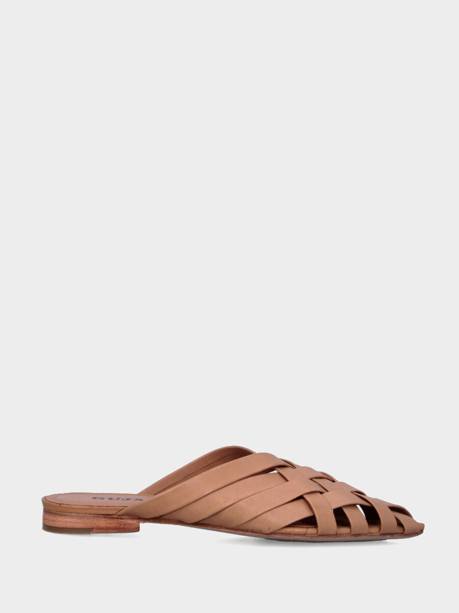 Sabot beige in pelle a punta sfilata con fascette incrociate