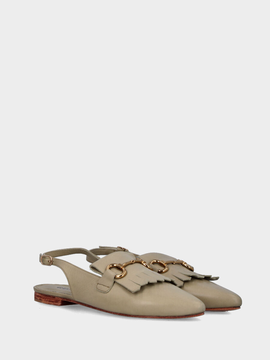 Slingback verde in pelle con frangia e morsetto metallico