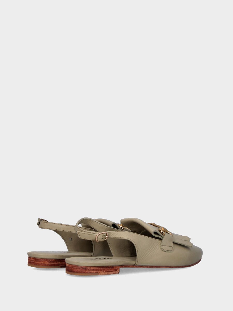 Slingback verde in pelle con frangia e morsetto metallico