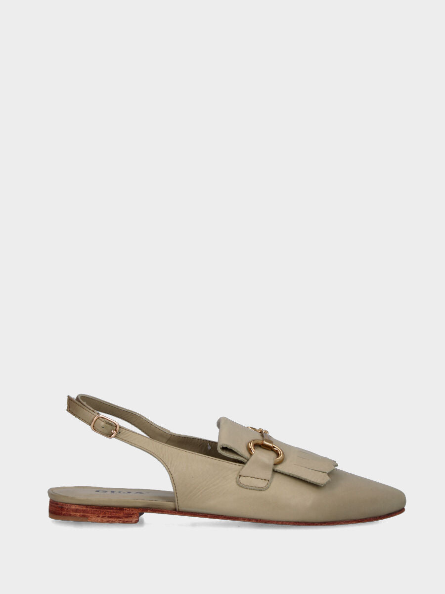 Slingback verde in pelle con frangia e morsetto metallico