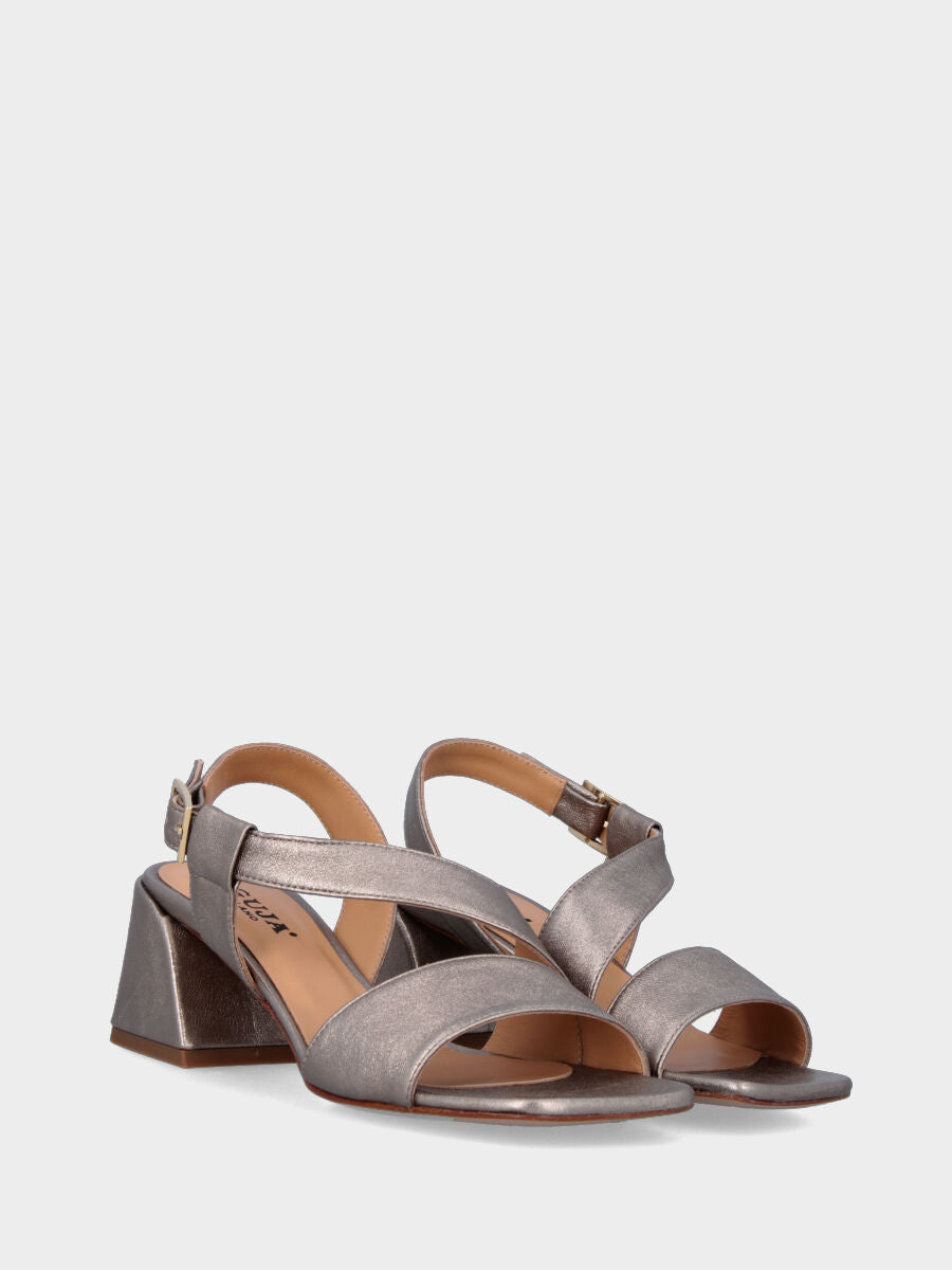 Sandalo grigio in pelle laminata con fascia avvolgente