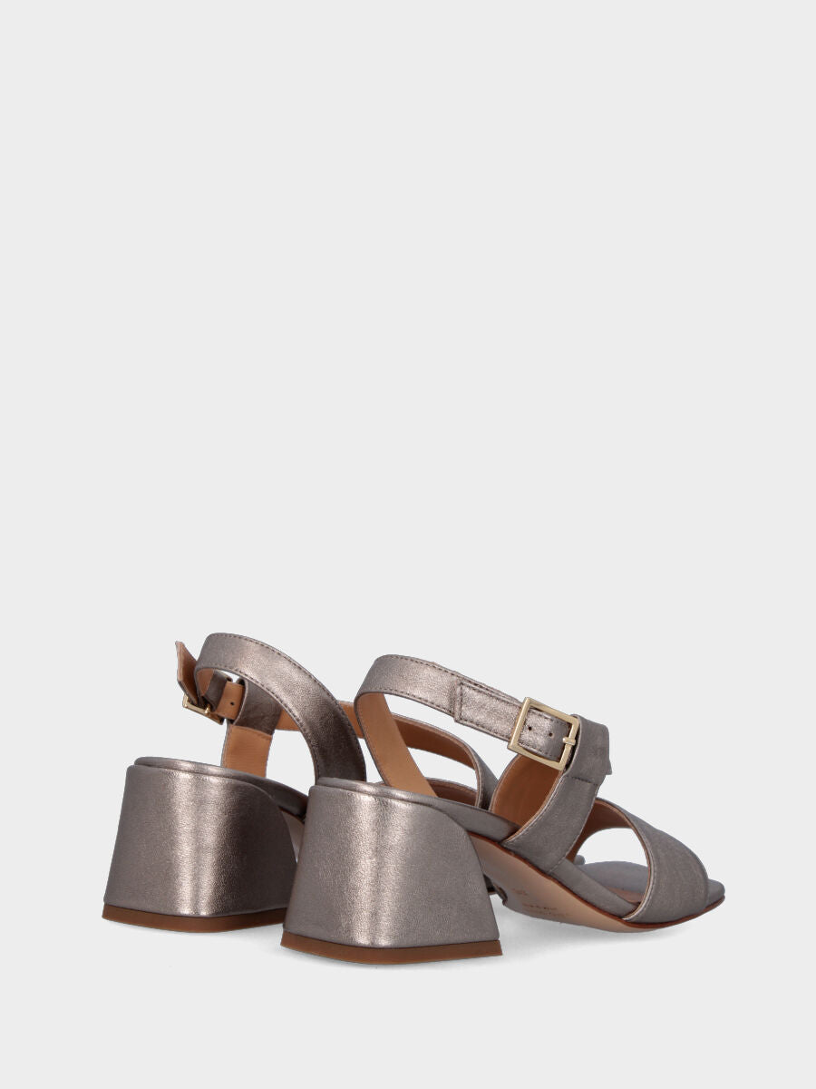 Sandalo grigio in pelle laminata con fascia avvolgente