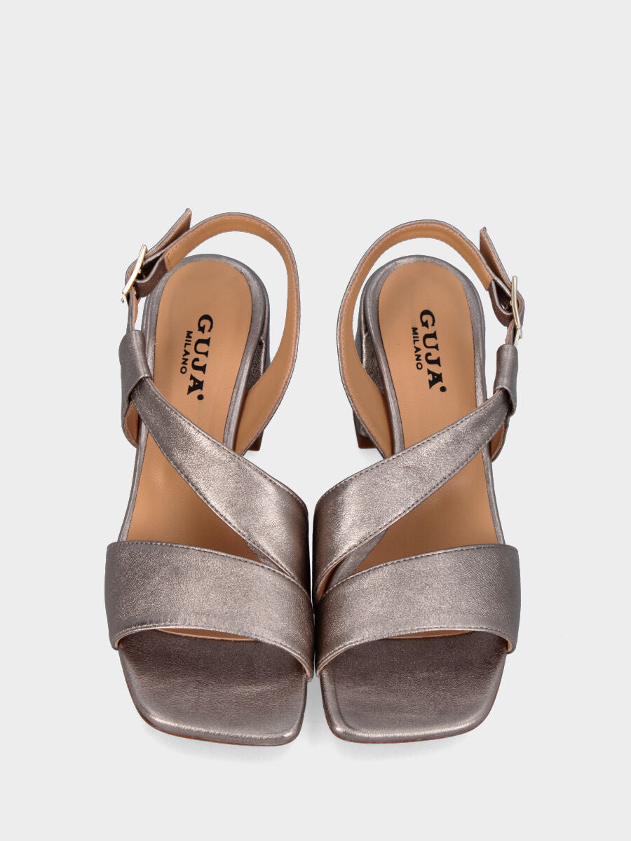 Sandalo grigio in pelle laminata con fascia avvolgente