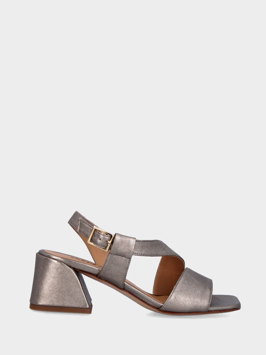 Sandalo grigio in pelle laminata con fascia avvolgente