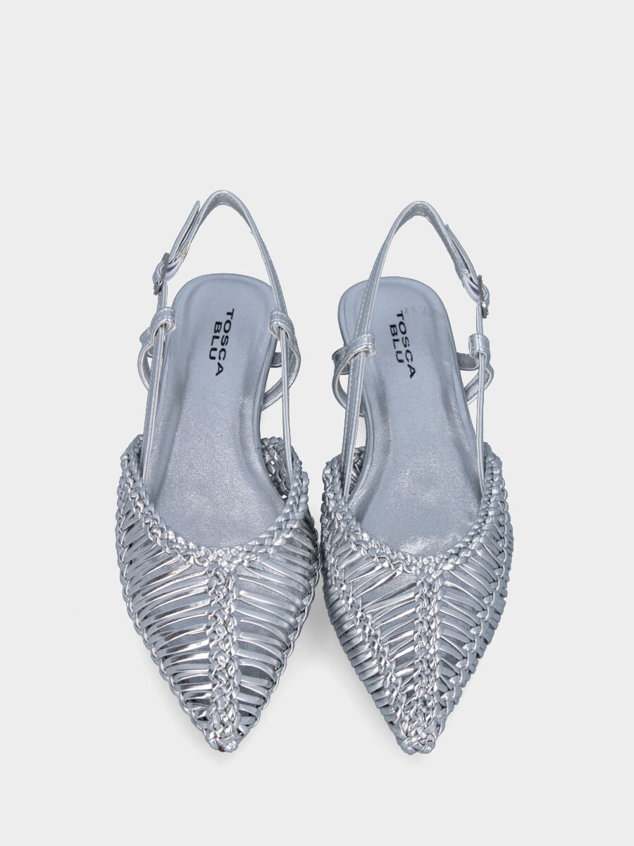 Silberner Sandale aus Kunstleder mit kaskadenförmigen Riemchen