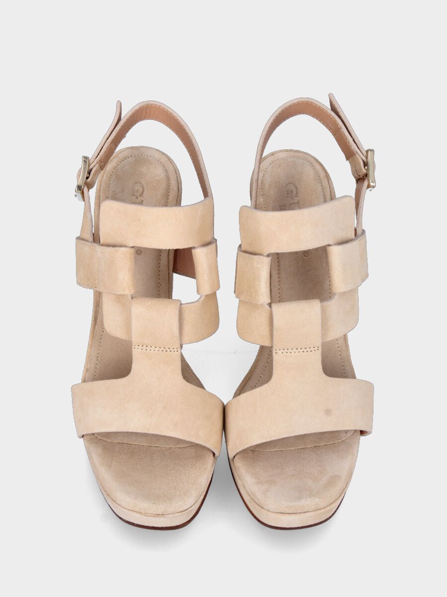 Sandalo beige in pelle con fascetta quadrata