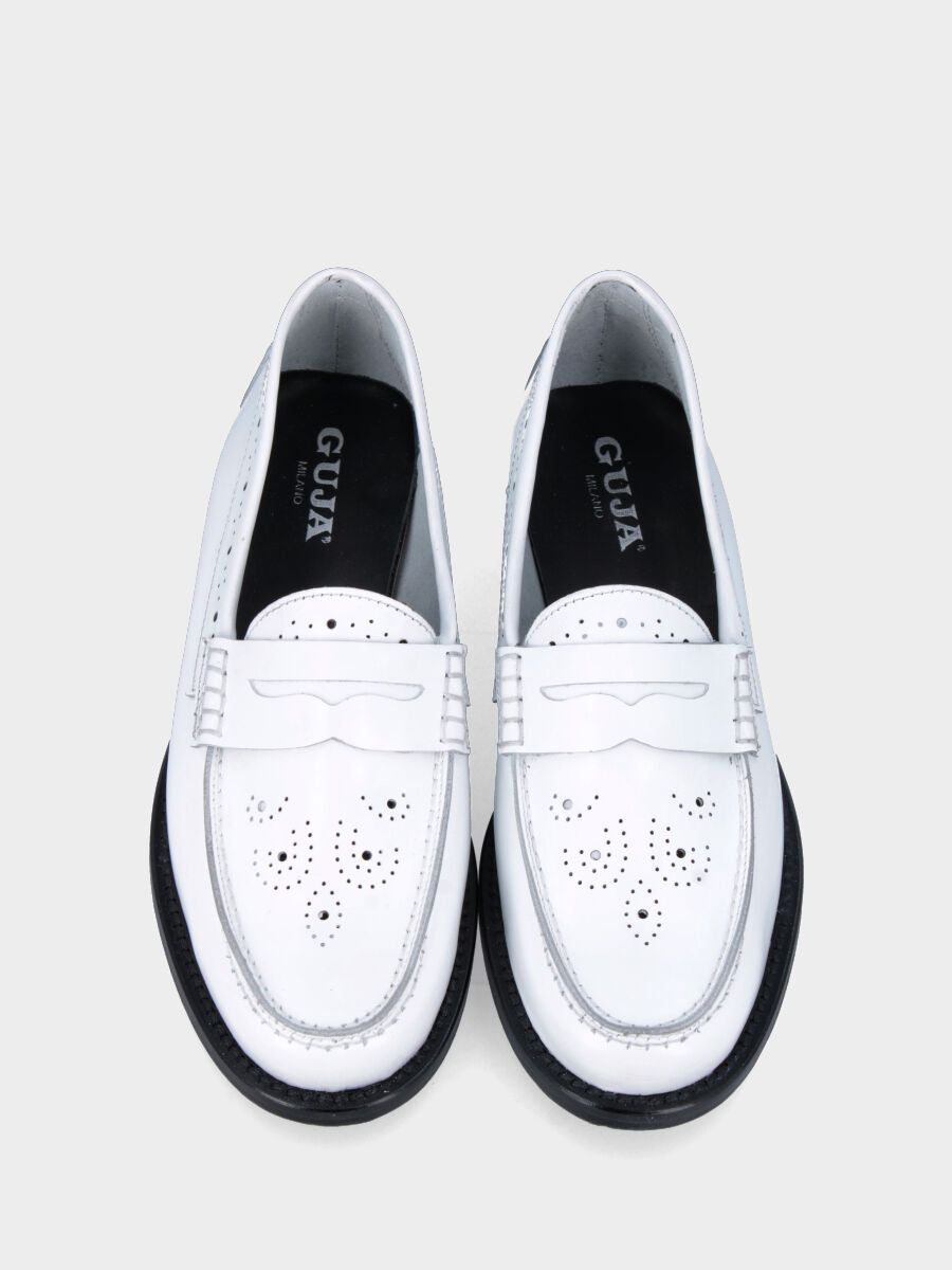 Mocassin blanc en cuir modèle college avec fleurs perforées