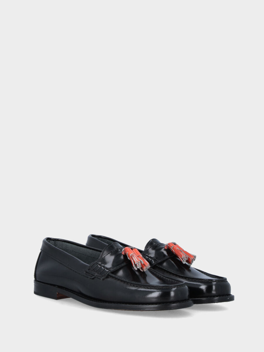 Mocassino nero in pelle modello college con nappine arancioni