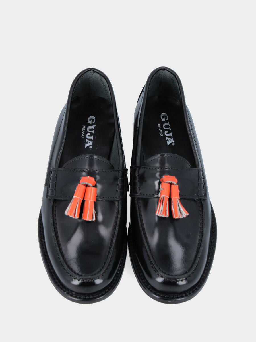 Mocassino nero in pelle modello college con nappine arancioni