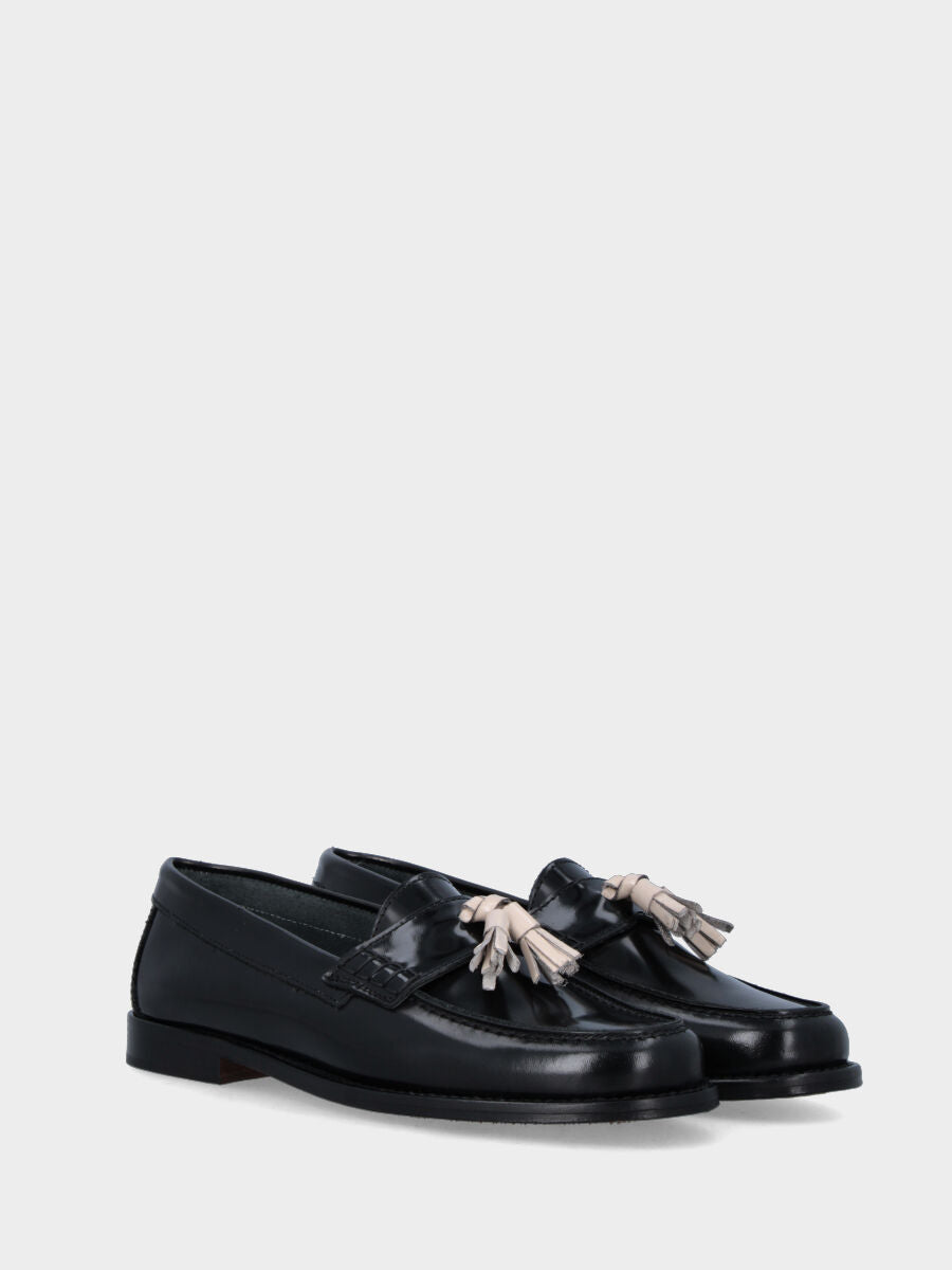 Mocassino nero in pelle modello college con nappine panna