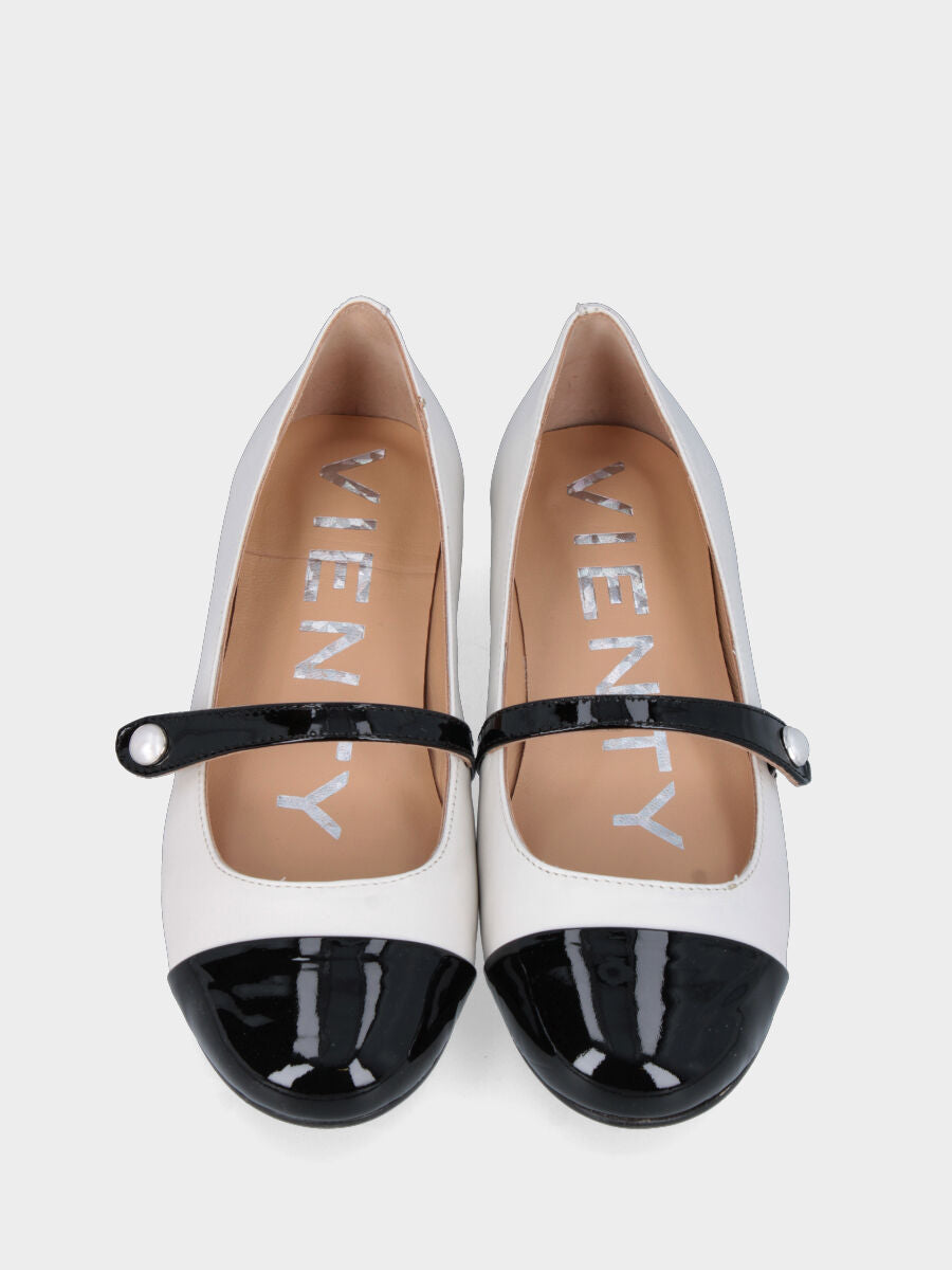 Ballerina bianca in pelle con puntalino nero in vernice
