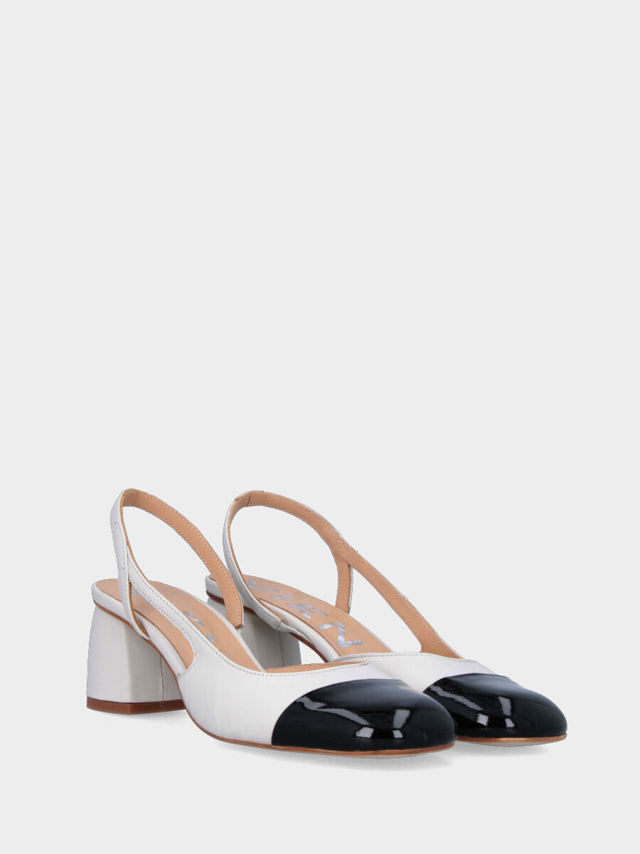 Slingback bianco avorio in pelle con scollatura asimmetrica e puntina nera