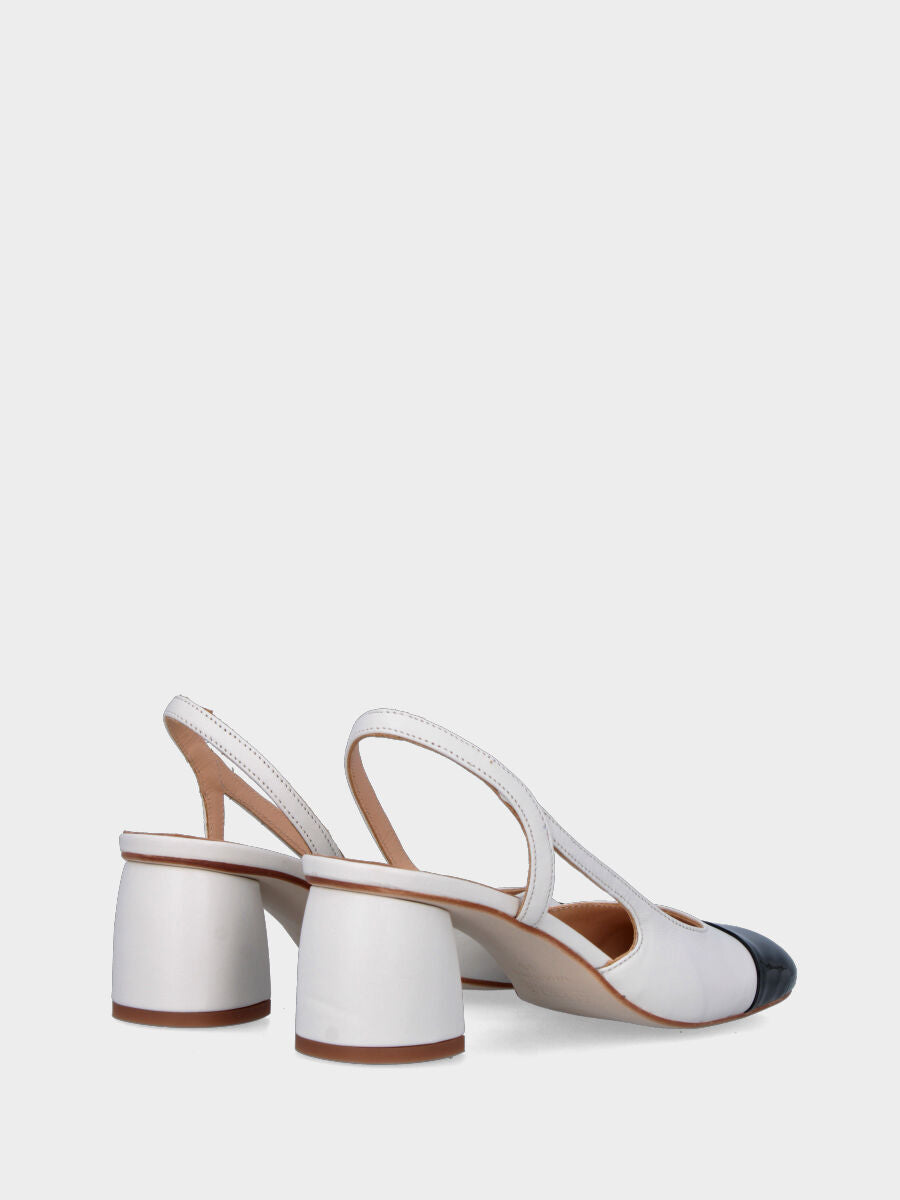 Slingback bianco avorio in pelle con scollatura asimmetrica e puntina nera