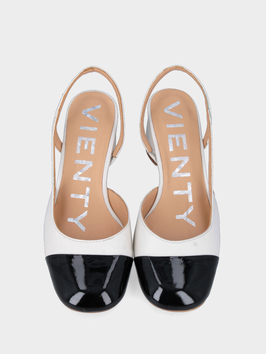 Slingback bianco avorio in pelle con scollatura asimmetrica e puntina nera