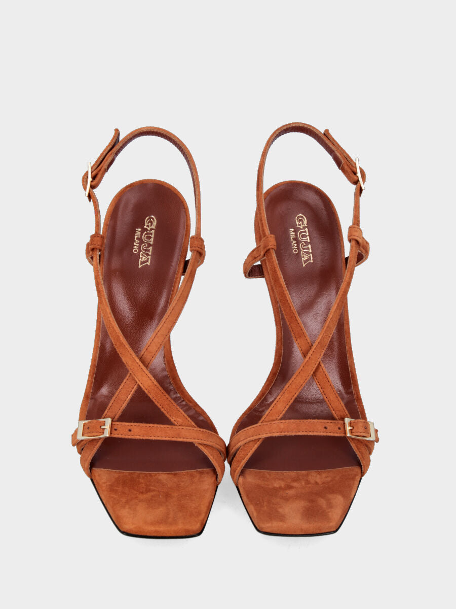 Sandalo color cuoio in pelle con fascette incrociate e fibbie