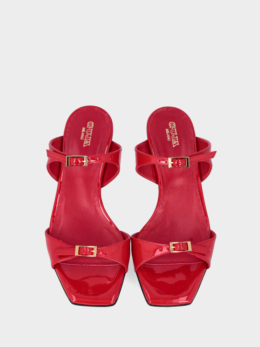 Sandale rouge en cuir avec deux brides à boucles