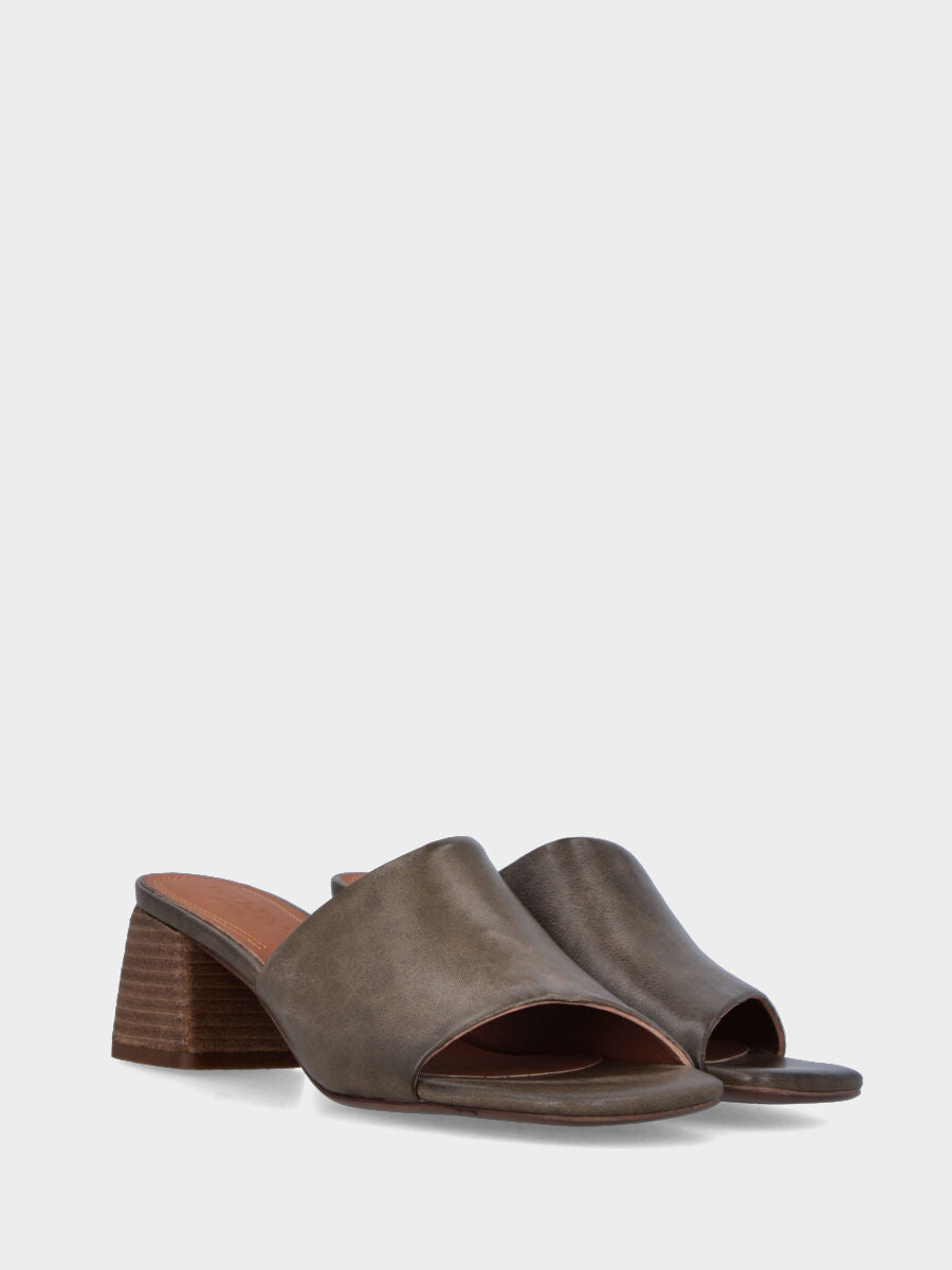 Ciabattina verde in pelle con fascia asimmetrica