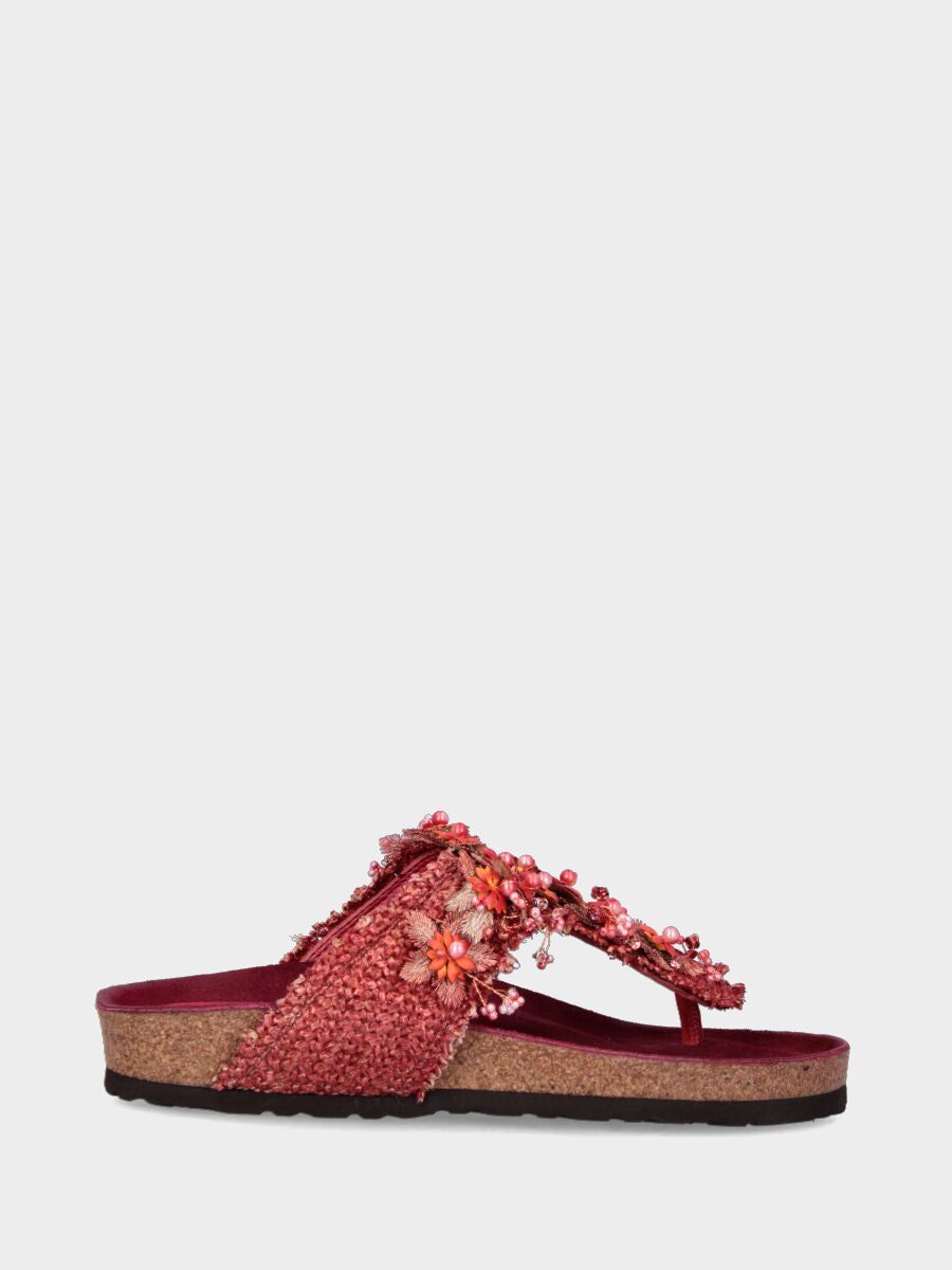 Tongs rouges en raphia avec bande de petites fleurs et feuilles