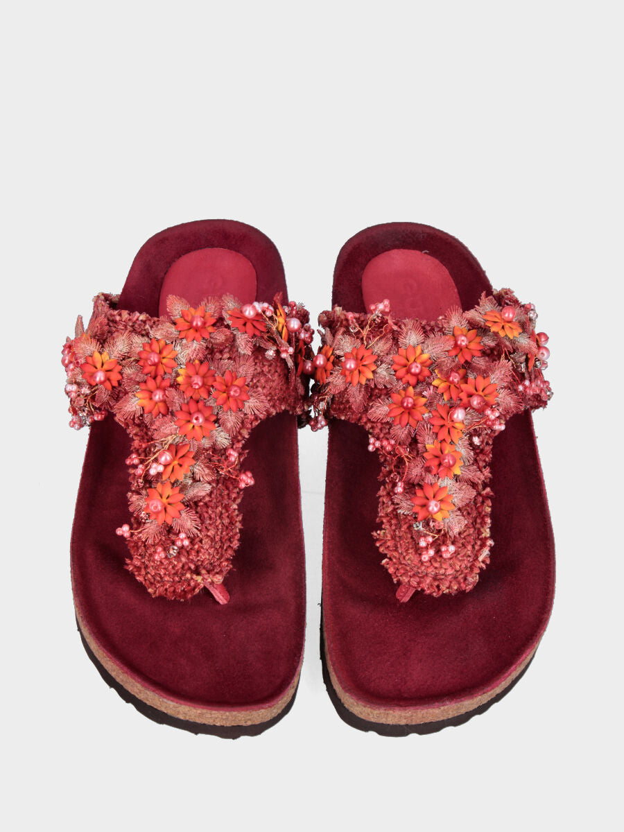 Tongs rouges en raphia avec bande de petites fleurs et feuilles