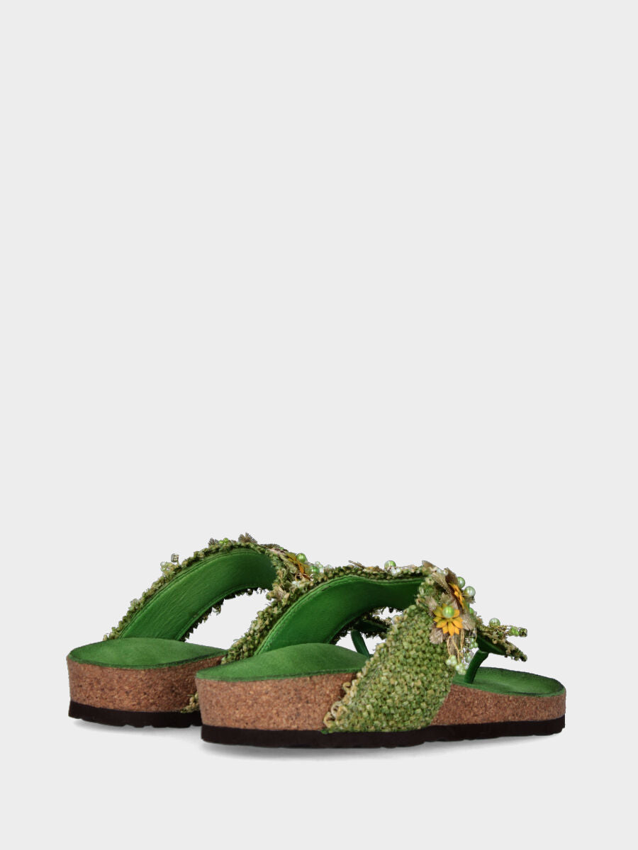 Tongs vertes en raphia avec bande de petites fleurs et feuilles