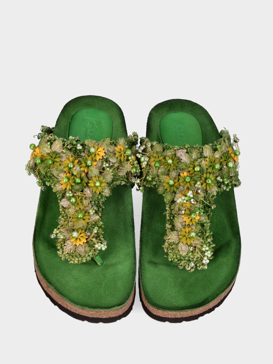 Tongs vertes en raphia avec bande de petites fleurs et feuilles