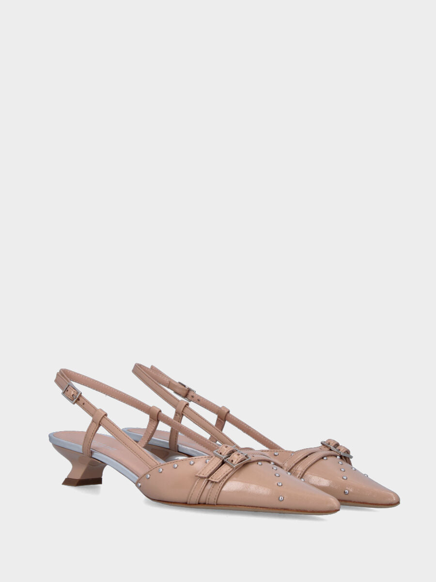 Slingback in vitello abrasivato beige con cinturini e borchie