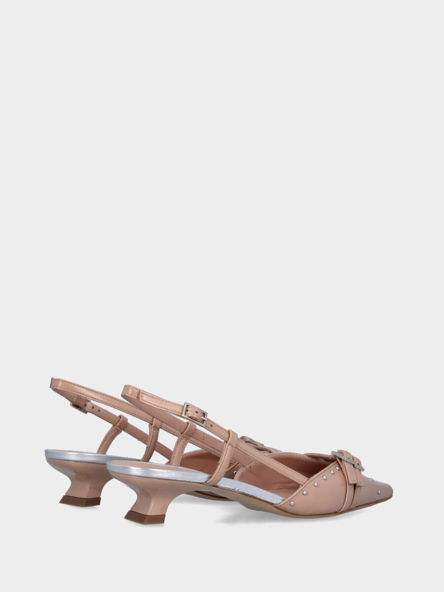 Slingback in vitello abrasivato beige con cinturini e borchie