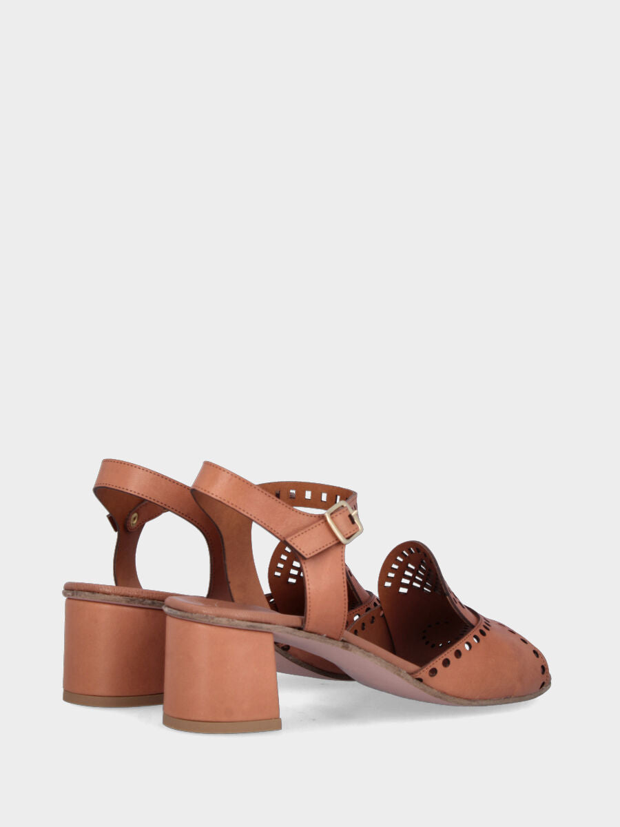 Sandalo monoblocco in vitello rosso con fascia ripiegata