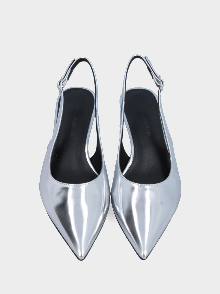 Slingback aus silbernem Laminat mit 30 mm Keilabsatz und spitz zulaufender Spitze