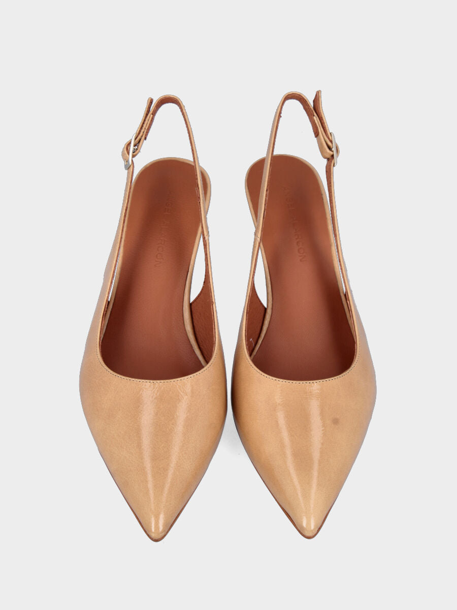 Slingback in vernice nude con tacco a coda e punta sfilata