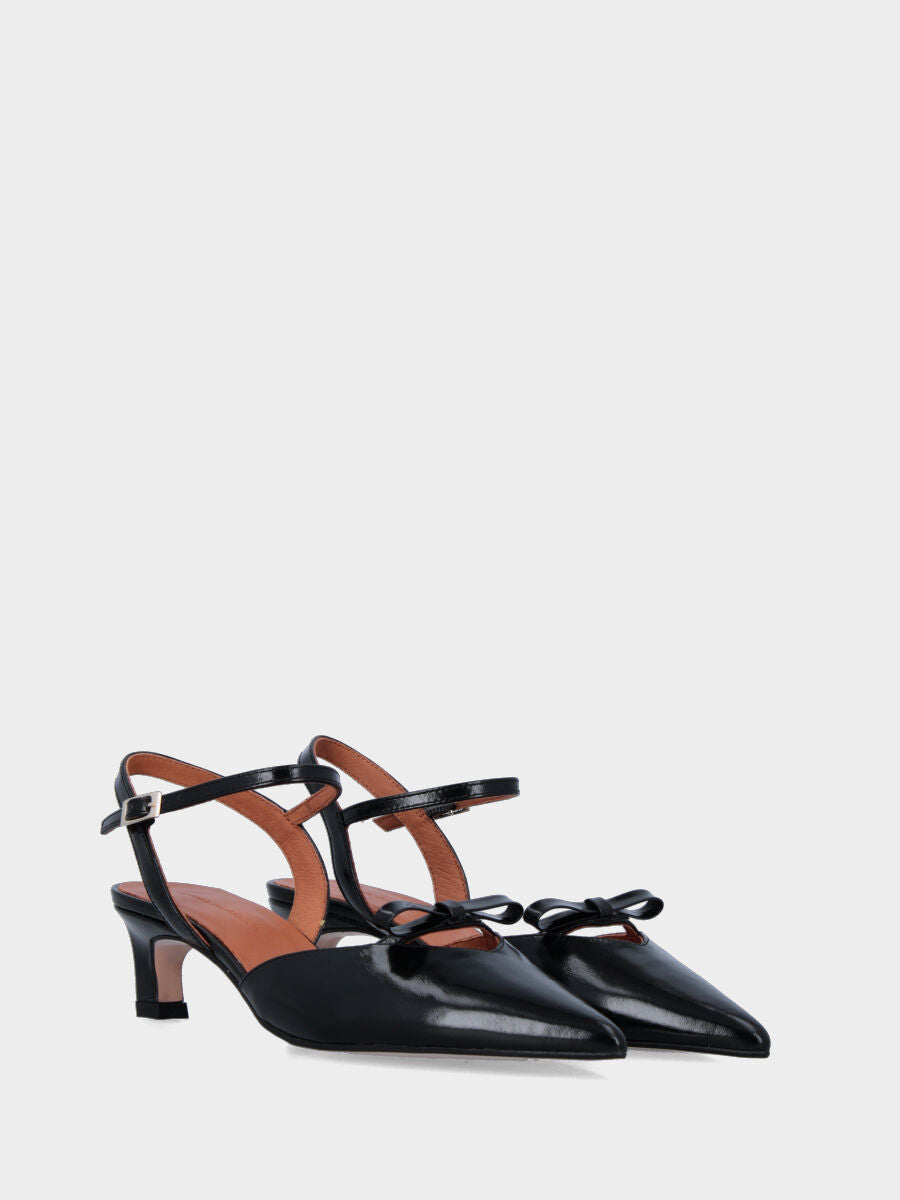 Slingback aus schwarzem Lackleder mit Pfennigabsatz und Schleife auf dem Rist