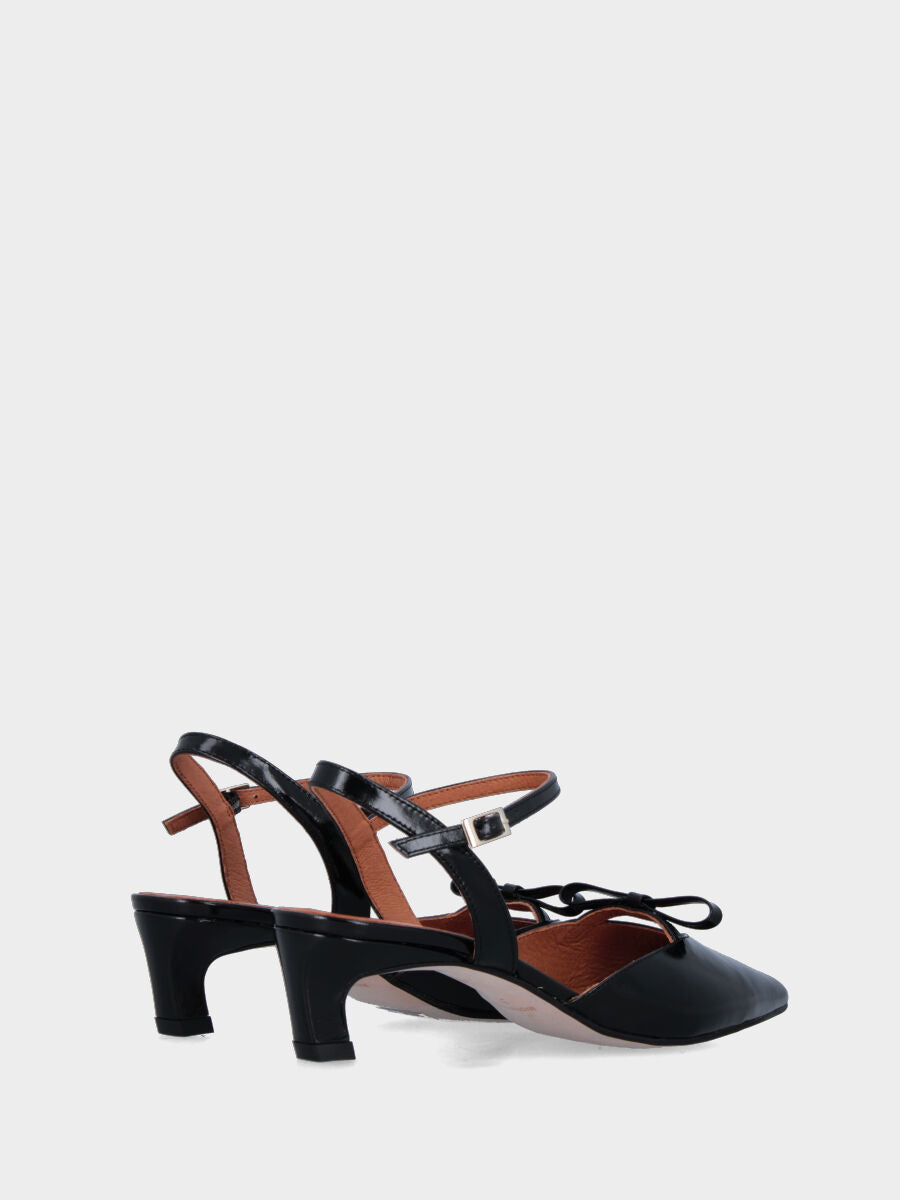 Slingback aus schwarzem Lackleder mit Pfennigabsatz und Schleife auf dem Rist