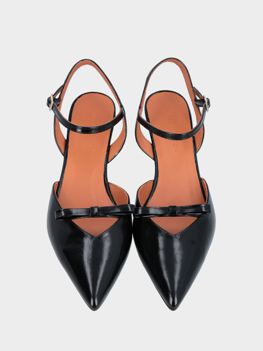 Slingback aus schwarzem Lackleder mit Pfennigabsatz und Schleife auf dem Rist