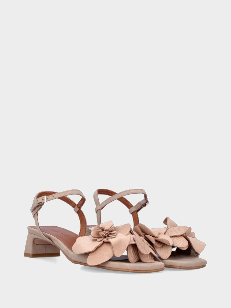 Sandalo in camoscio beige con fiori in pianta e tacco largo a pipa