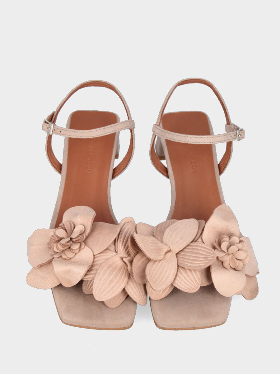 Sandalo in camoscio beige con fiori in pianta e tacco largo a pipa