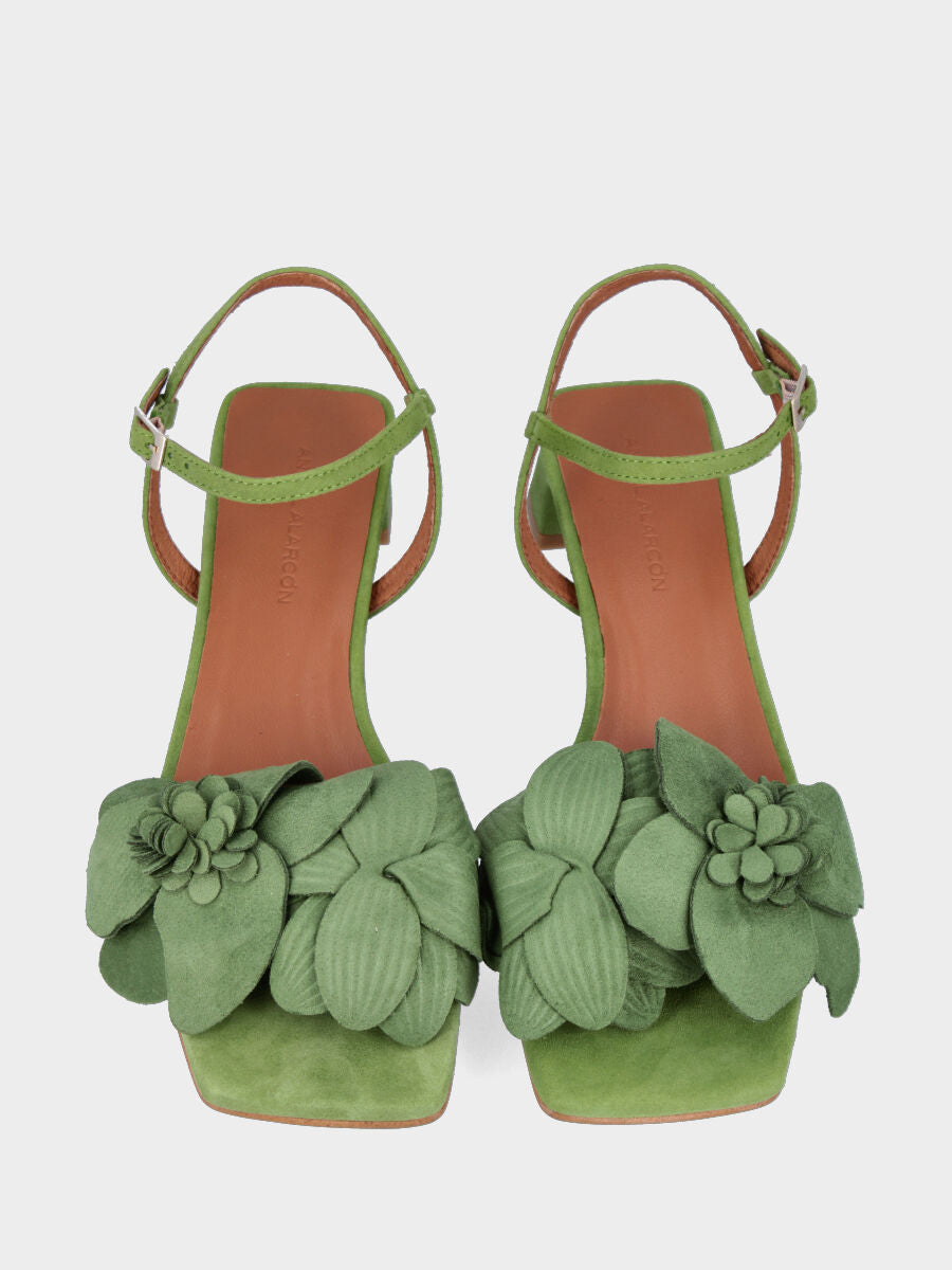 Sandalo in camoscio verde con fiori in pianta e tacco largo a pipa