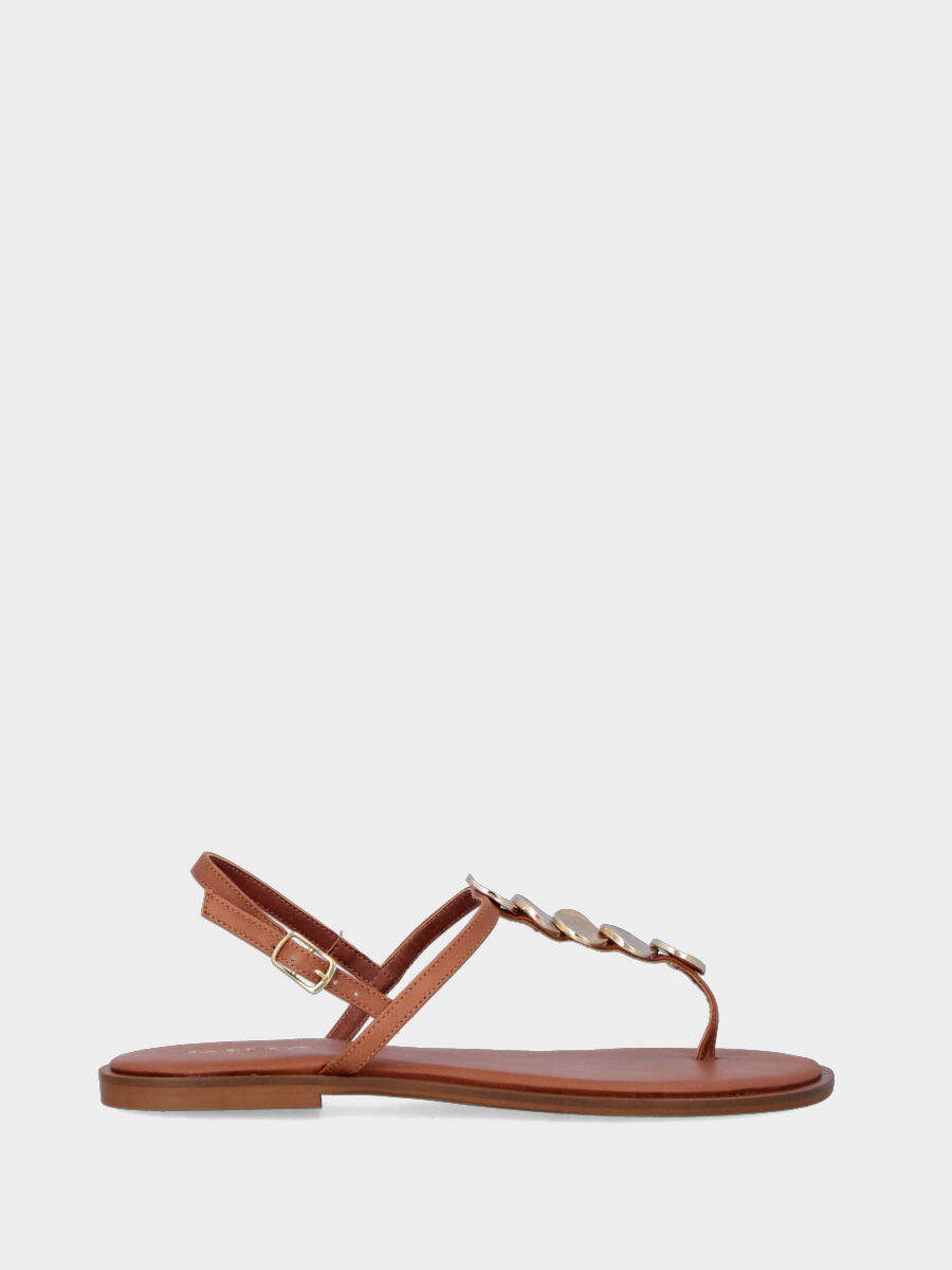 Infradito in nappa color cuoio con placchette metalliche