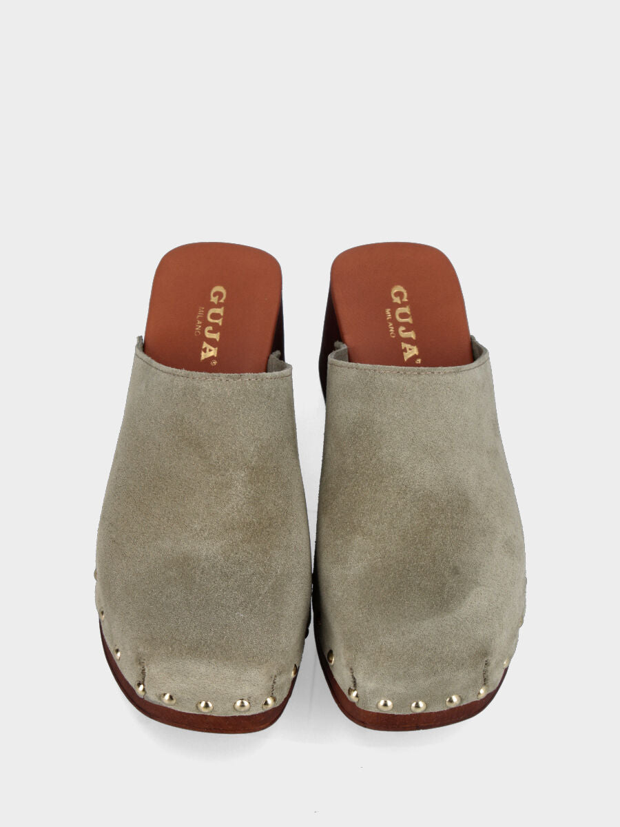 Zoccolo a sabot in velour verde salvia con zeppa incavata