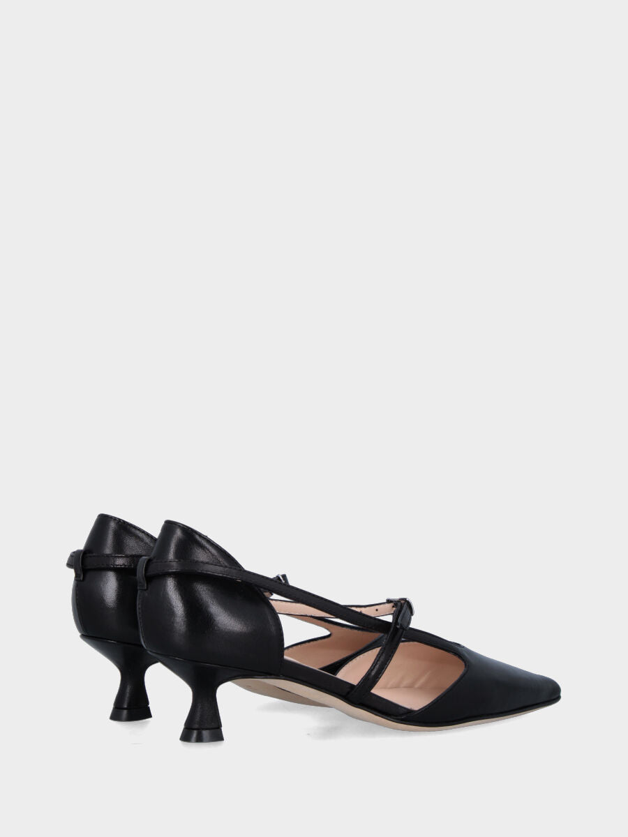 Pumps aus schwarzem Nappaleder mit asymmetrischen Riemchen