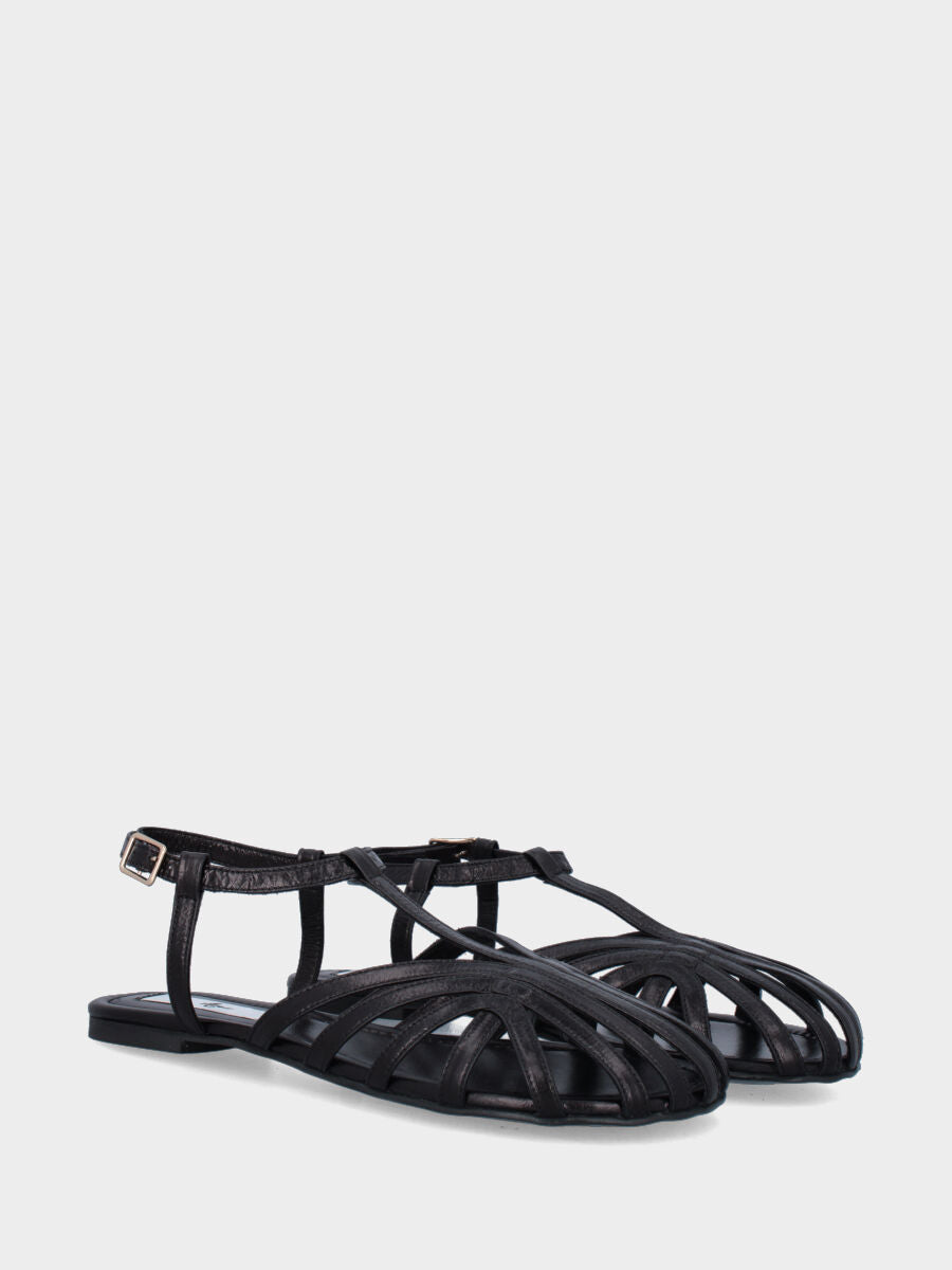 Sandalo flat in nappa nera con listini arcuati